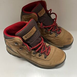 Women’s Columbia Hiking Boots 8